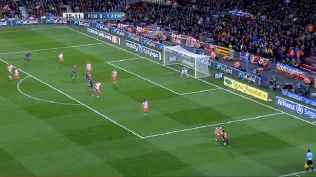 Adriano erhält nach einer Spielverlagerung von Iniesta den Ball am rechten Flügel. Er hat keine Anspielstation, eine Flanke auf die "Kopfballungeheuer" in der Mitte ist keine Option.