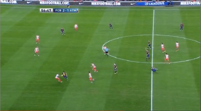 Mit etwas Glück kommt der Ball zu Sanchez auf dem linken Flügel. Sofort sucht er mit einem Diagonallauf den freien Raum...