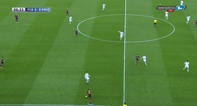 Real presst im 4-3-3, Cristiano Ronaldo orientiert sich hier an Alves.