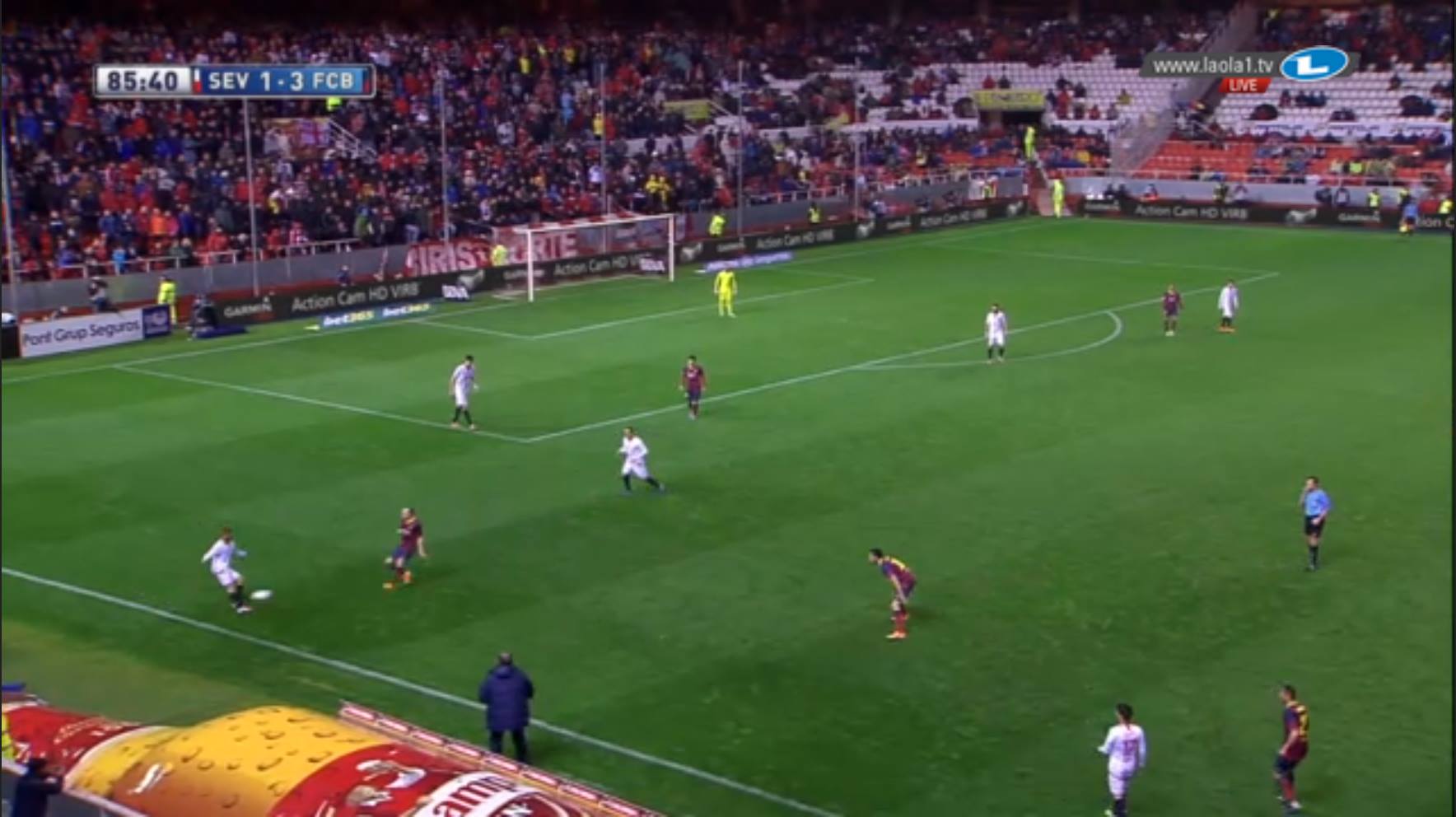 Was Sevilla kann, können wir auch, denkt sich Barcelona. Aber sie machen es nicht über Manndeckung, sondern über den Deckungsschatten: Den Schiedsrichter decken.