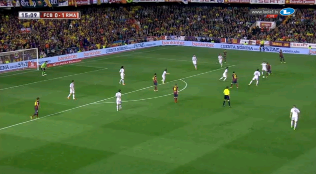 Real spielte nun im Abwehrpressing, Benzema und Bale unterstützen situativ, so wie Bale hier.