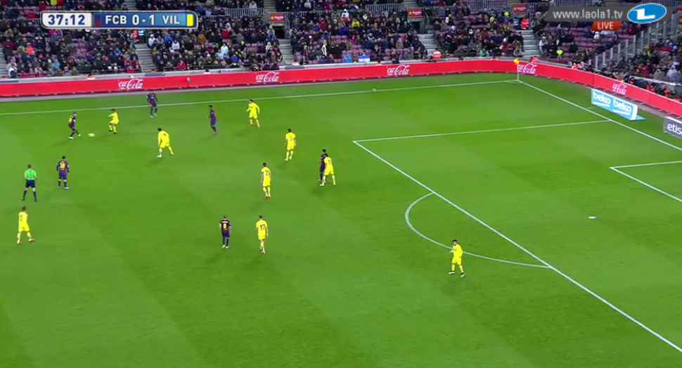 Barcelona überlädt die Zone und kann dadurch kombinieren. Der Ball wird zwar verloren gehen, durch die Überladung und geringen Abstände erhalten sie den Ball im Gegenpressing sofort wieder.