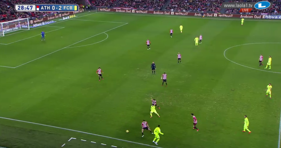 Messi überlädt auf der rechten Seite. Freirolle pur. Viele Positionswechsel mit Suarez ermöglichen das. 