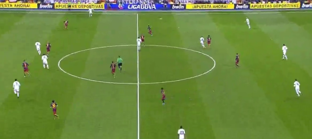 Sergi Roberto übernimmt intelligent und flexibel Alves' Position nach Ballverlust. 