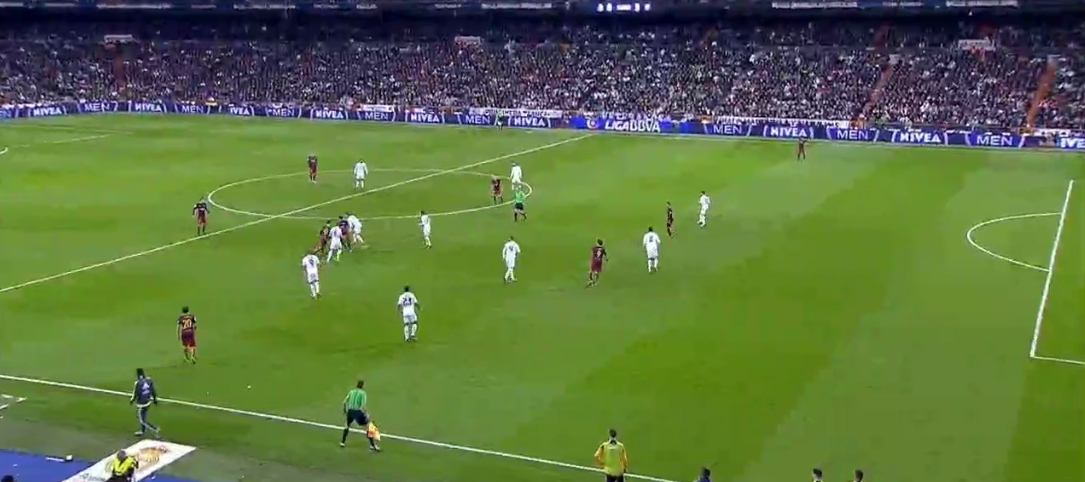 Ein Beispiel für individuelle Qualität: Messi zerspielt einfach die Drucksituation mit einem raumgewinnenden Pass, Alba(!) legt direkt auf Suarez in den offenen Raum ab. 0:4.