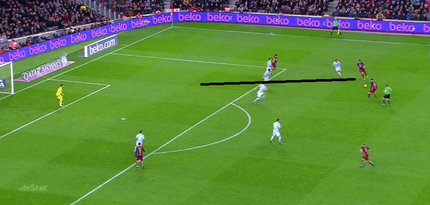 Suarez gab Balance auf dem rechten Flügel, behauptet den Ball und spielt ihn zu Messi. Direkt nach dem Pass startet er in die Tiefe und erhält den Ball vor dem Tor wieder.